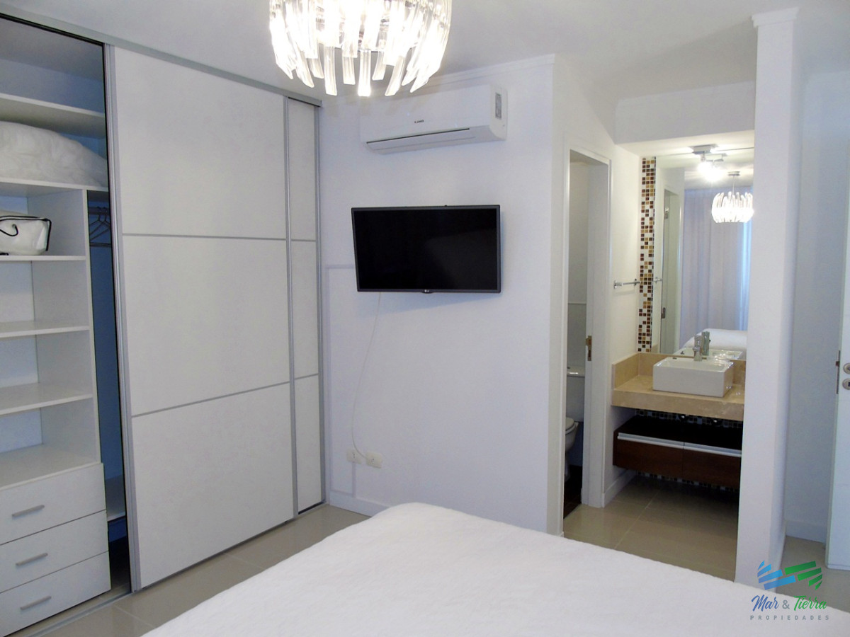 Apartamento ID.2435 - A metros del mar, en una de las zonas de mas categoría. Apartamento en piso alto con vista al mar.OPORTUNIDAD