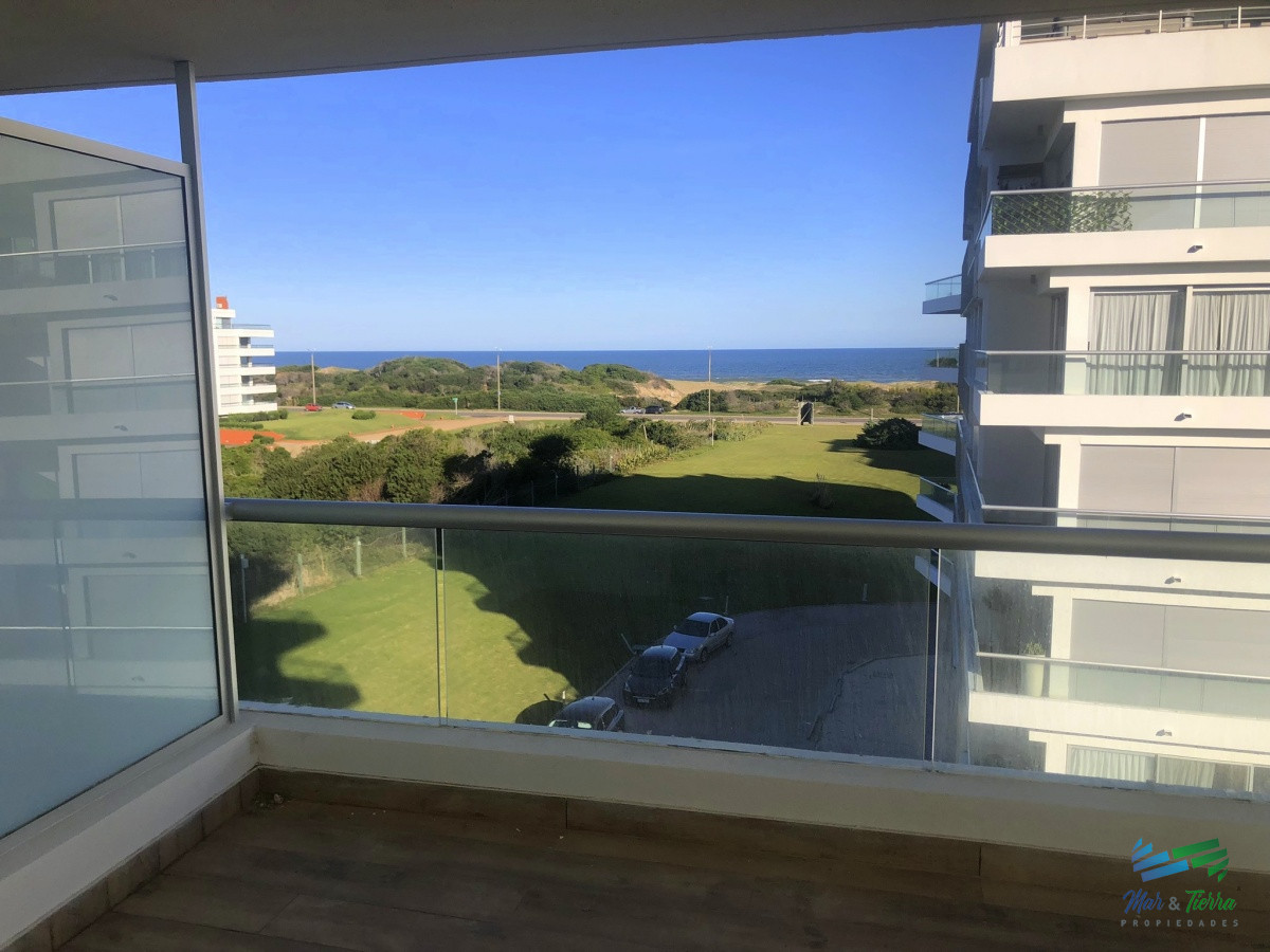 Apartamento ID.4305 - Venta de apartamento pent house de 3 suites mas servicio con baño y terraza primera linra en playa brava