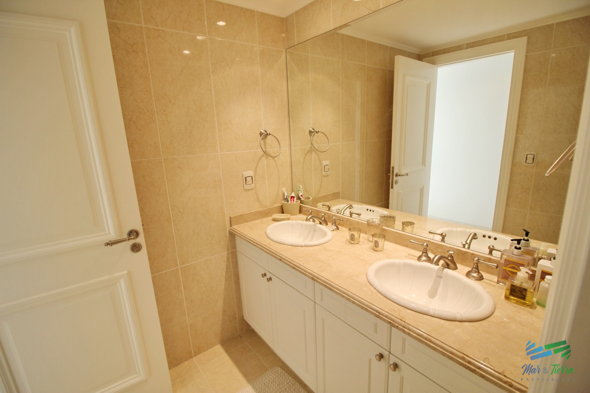 Apartamento ID.2446 - APARTAMENTO EN VENTA DE 3 DORMITORIOS + SERVICIO, PLAYA MANSA, PUNTA DEL ESTE 
