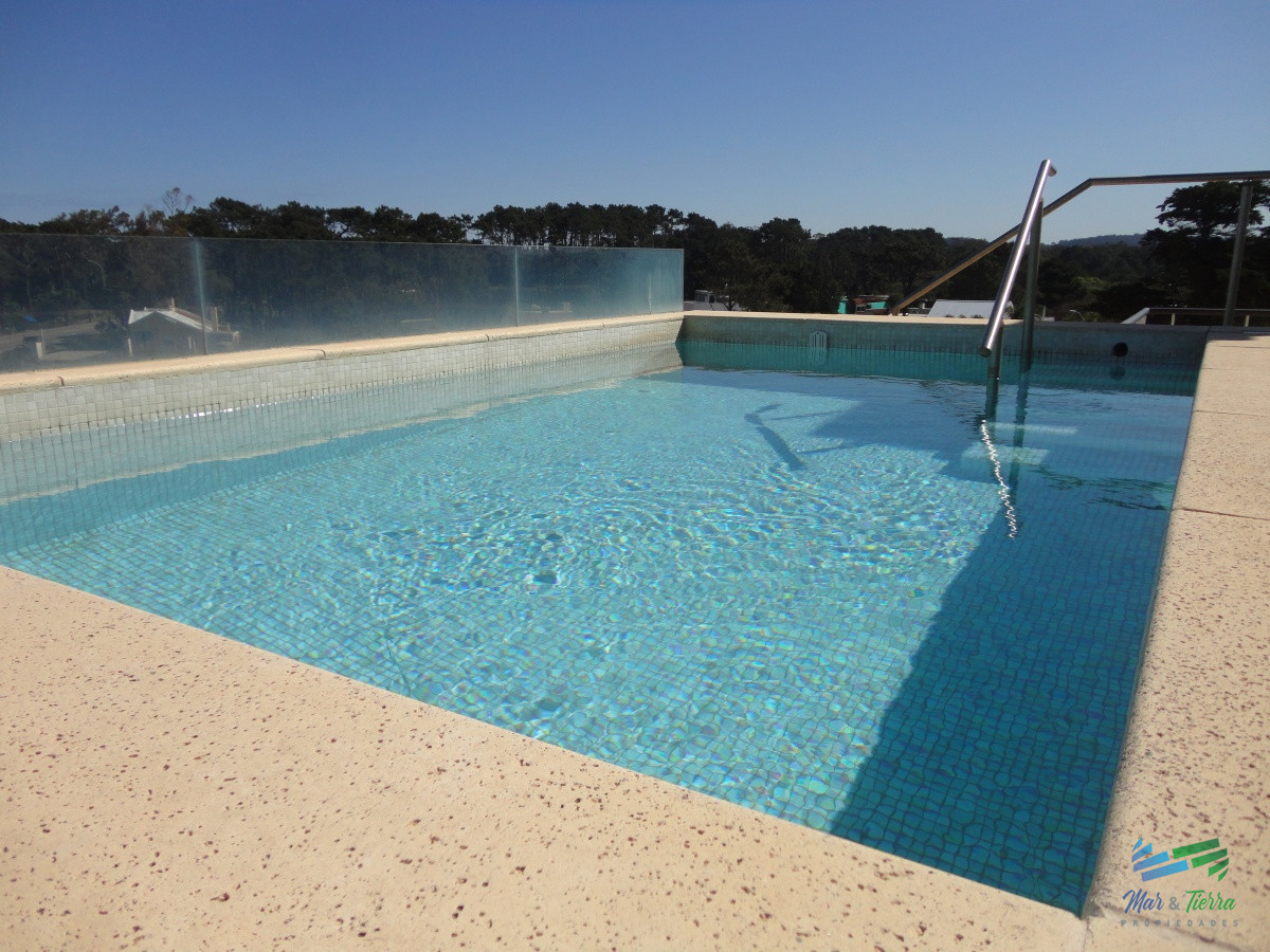 Apartamento ID.3945 - VENTA de Pent Huse sobre playa Mansa de 4 suites con todos los servicios