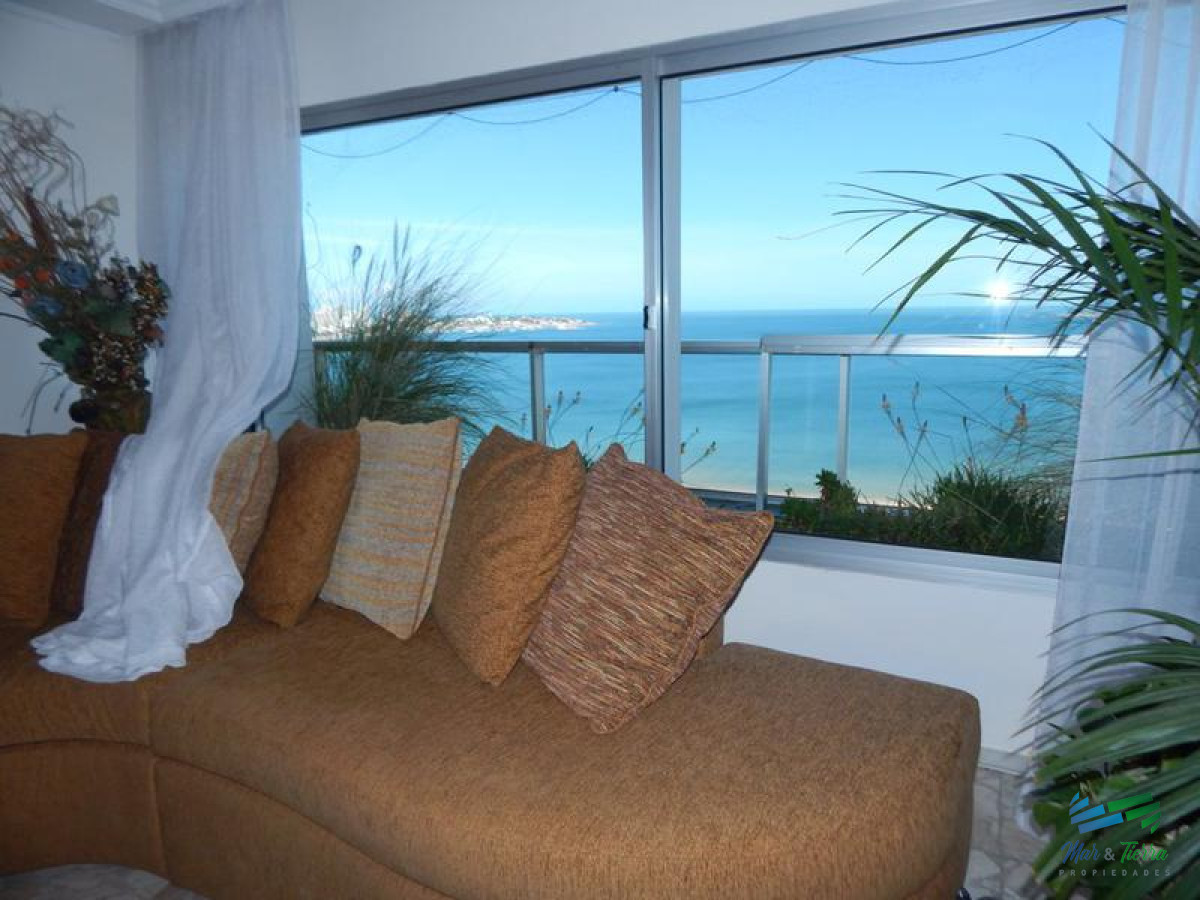 Apartamento ID.2110 - Espectacular planta, reciclada con materiales de primera calidad!!! cuenta 180 m2.