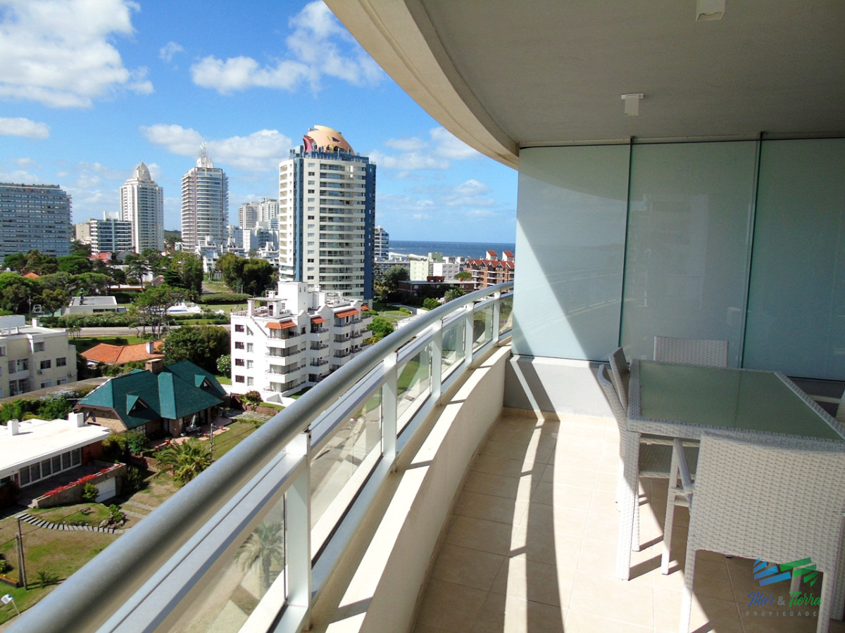 Apartamento ID.2435 - A metros del mar, en una de las zonas de mas categoría. Apartamento en piso alto con vista al mar.OPORTUNIDAD