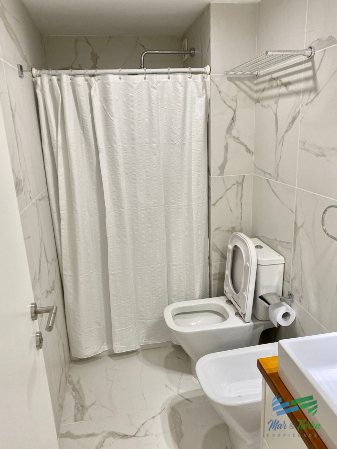 Apartamento ID.4378 - Alquilo por invierno amplio monoambiente con balcón al frente y buenos servicios, parada 5, Punta del Este