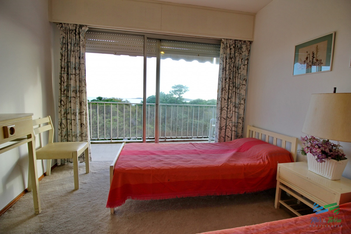 Apartamento ID.2502 - En venta apartamento 3 dormitorios en primera linea sobre Playa Mansa, Punta del Este.