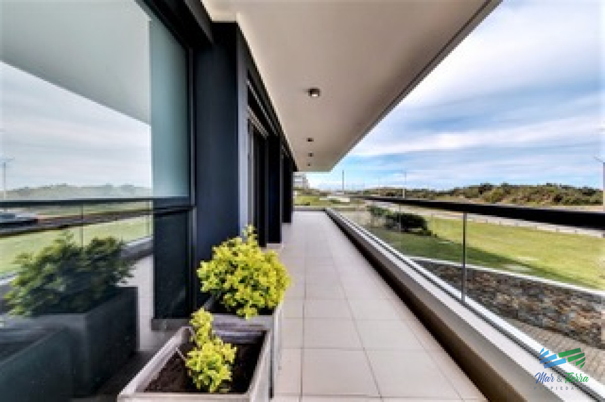 Apartamento ID.2724 - Vendo apartamento 4 dormitorios en primera línea de playa brava, Punta del Este.