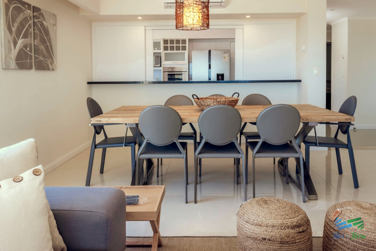 Apartamento ID.3945 - VENTA de Pent Huse sobre playa Mansa de 4 suites con todos los servicios