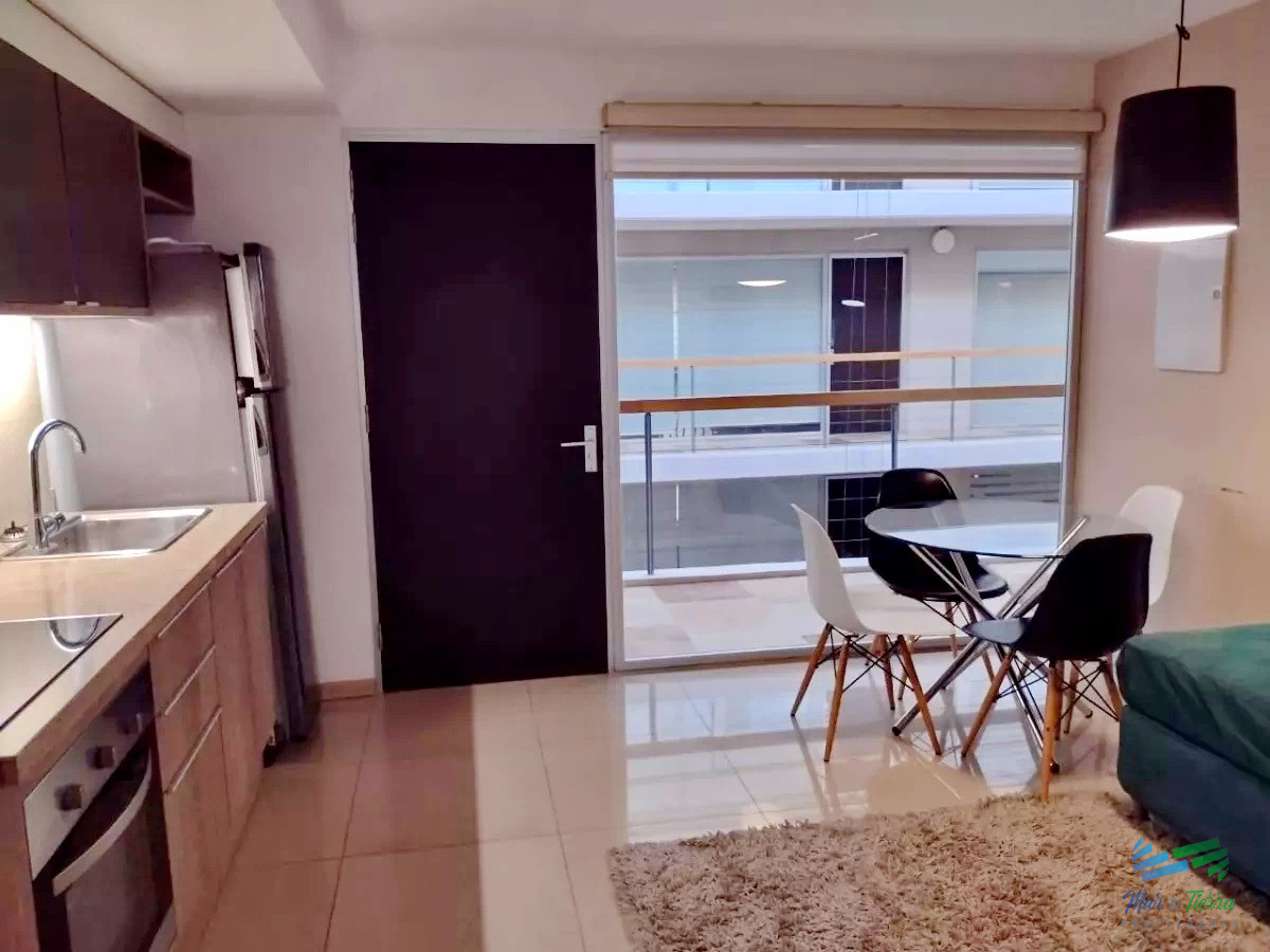 Apartamento ID.4370 - Vendo apartamento a 1 cuadra del puerto, edificio con buenos servicios, Punta del Este