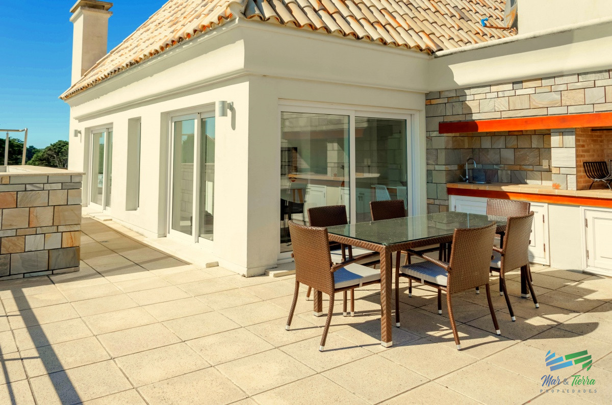 Apartamento ID.3945 - VENTA de Pent Huse sobre playa Mansa de 4 suites con todos los servicios