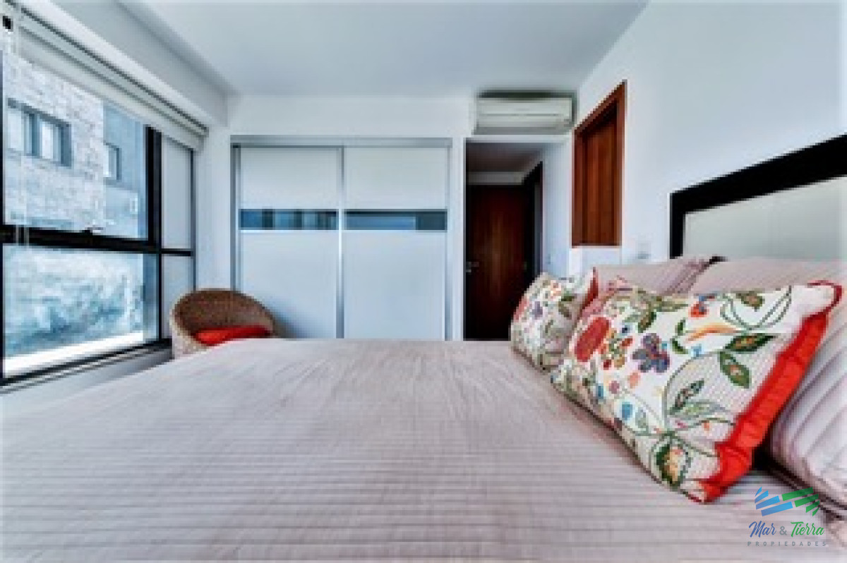 Apartamento ID.2724 - Vendo apartamento 4 dormitorios en primera línea de playa brava, Punta del Este.