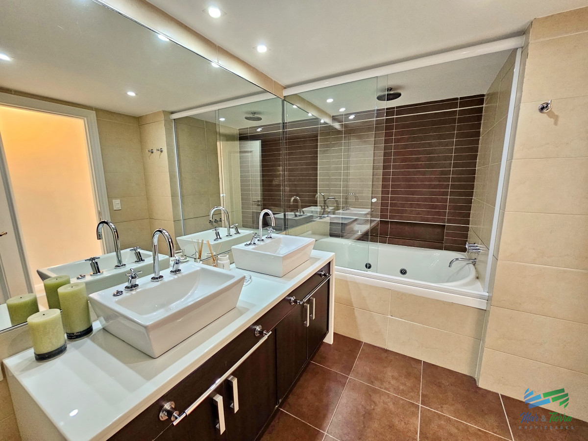 Apartamento ID.4433 - Alquiler apartamento Torre Imperiale de 4 dormitorios frente al mar, excelente vista y servicios, playa Brava, Punta del Este.