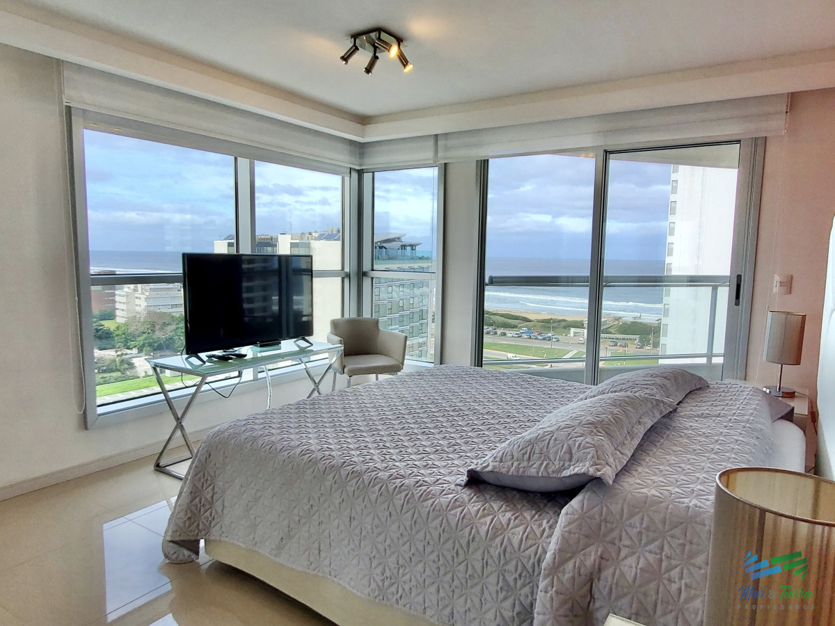 Apartamento ID.3879 - Venta apartamento de 3 dormitorios y servicio con baño 2da línea playa Brava Punta del Este 