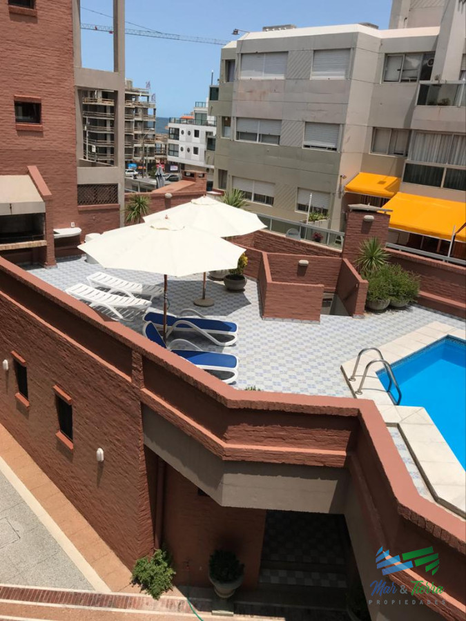 Apartamento ID.1067 - Vendo apartamento 2 dormitorios, con gran terraza y parrillero propio, servicio de mucamas y piscina. Peninsula, Punta del Este.