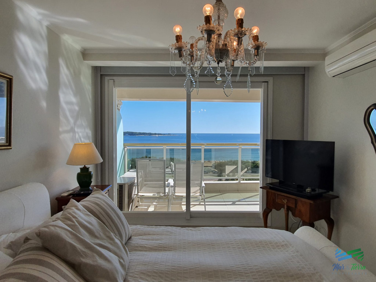 Apartamento ID.444 - Torre de categoría en primera línea sobre playa mansa.