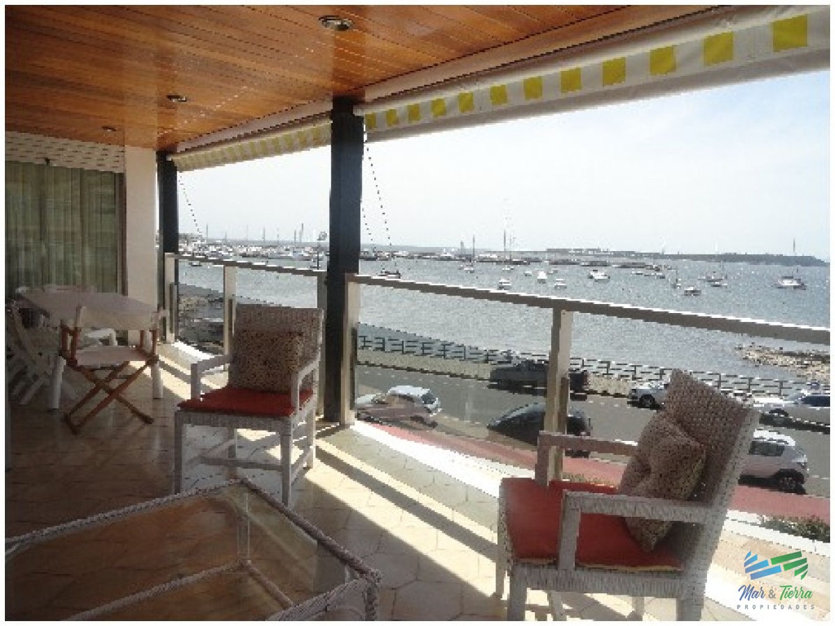 Apartamento ID.101 - Excelente opción en alquiler y venta, primera línea sobre el Puerto de Punta del Este. 