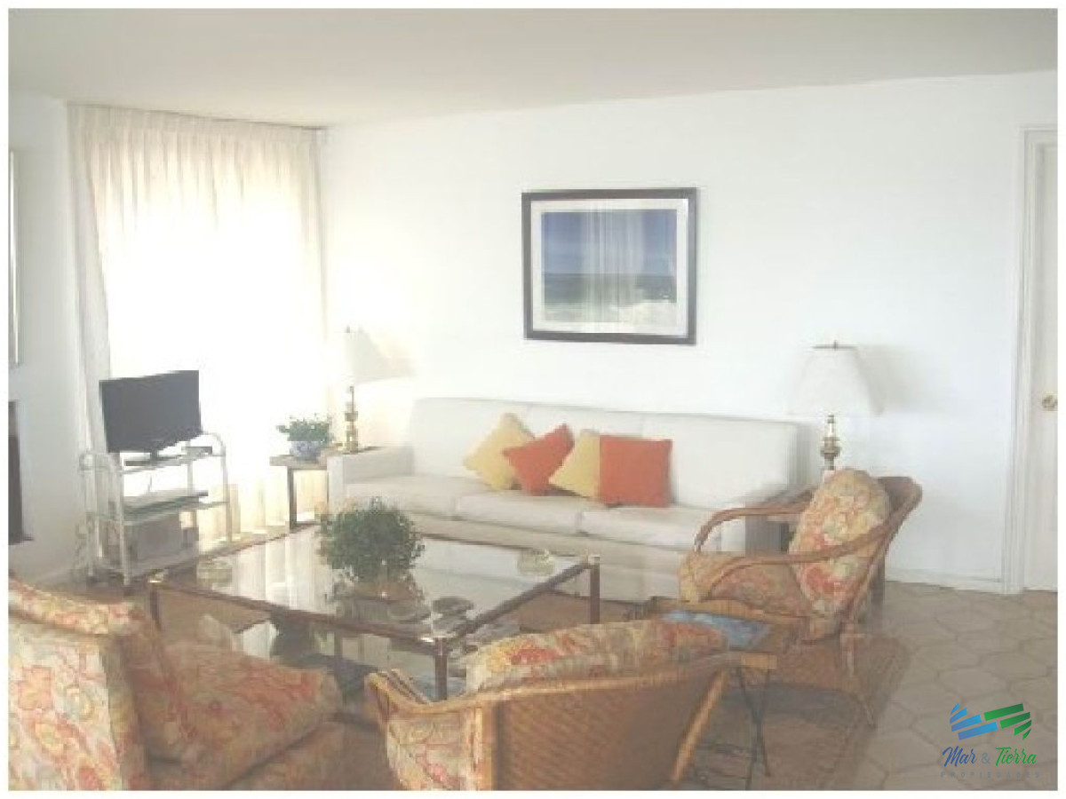 Apartamento ID.101 - Excelente opción en alquiler y venta, primera línea sobre el Puerto de Punta del Este. 
