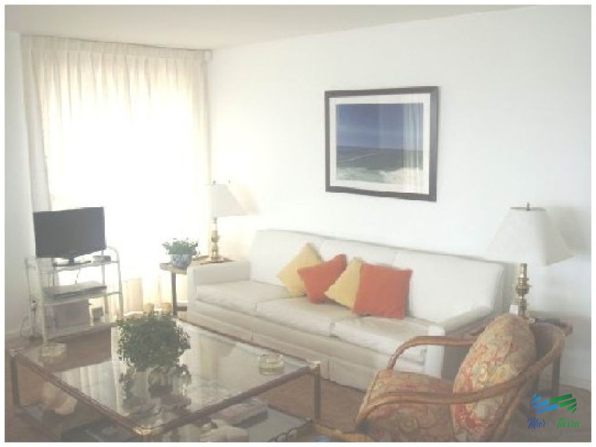 Apartamento ID.101 - Excelente opción en alquiler y venta, primera línea sobre el Puerto de Punta del Este. 