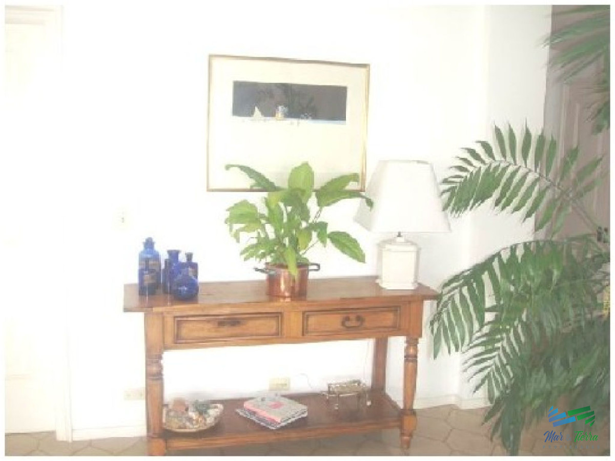 Apartamento ID.101 - Excelente opción en alquiler y venta, primera línea sobre el Puerto de Punta del Este. 