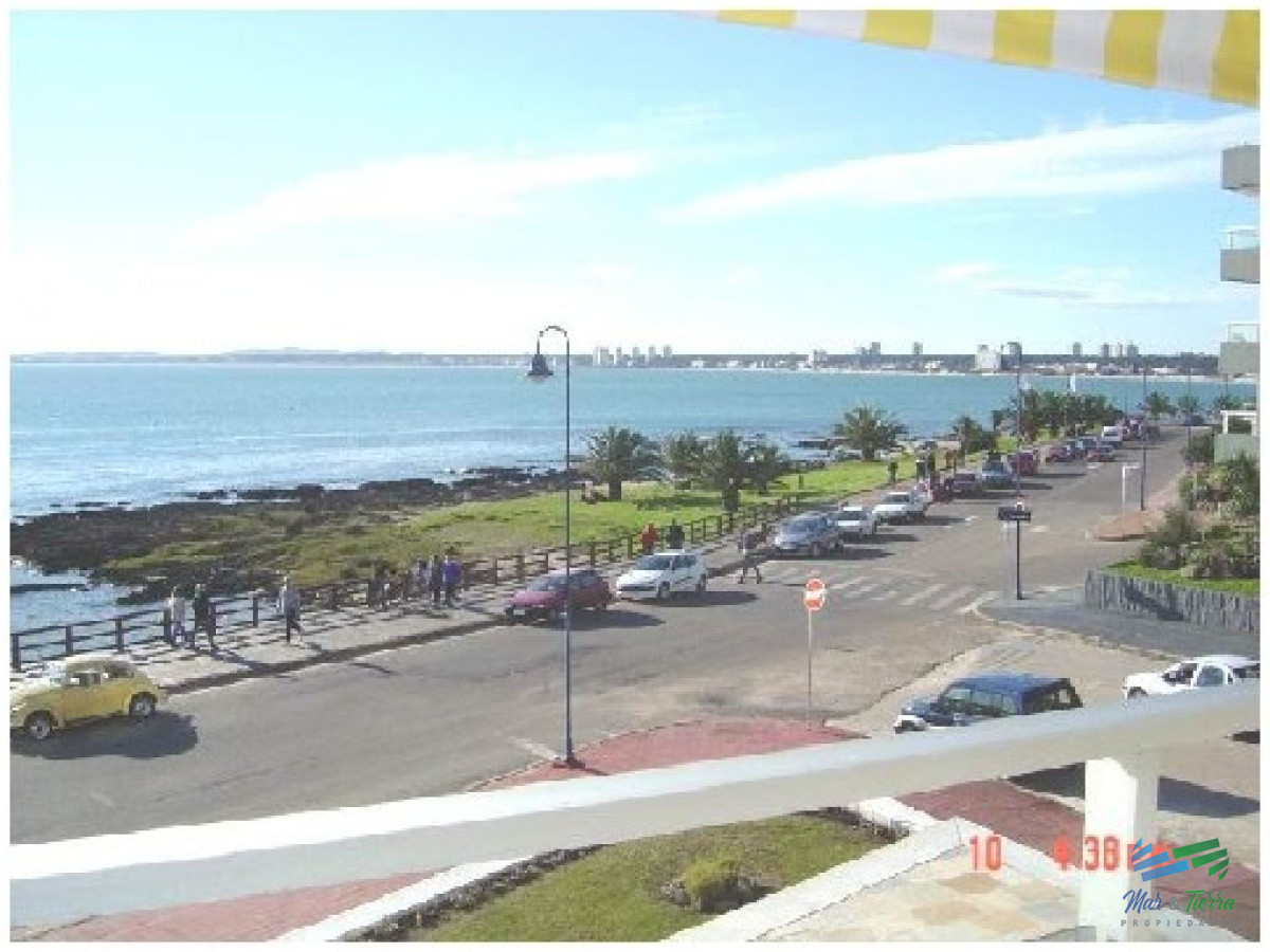 Apartamento ID.101 - Excelente opción en alquiler y venta, primera línea sobre el Puerto de Punta del Este. 
