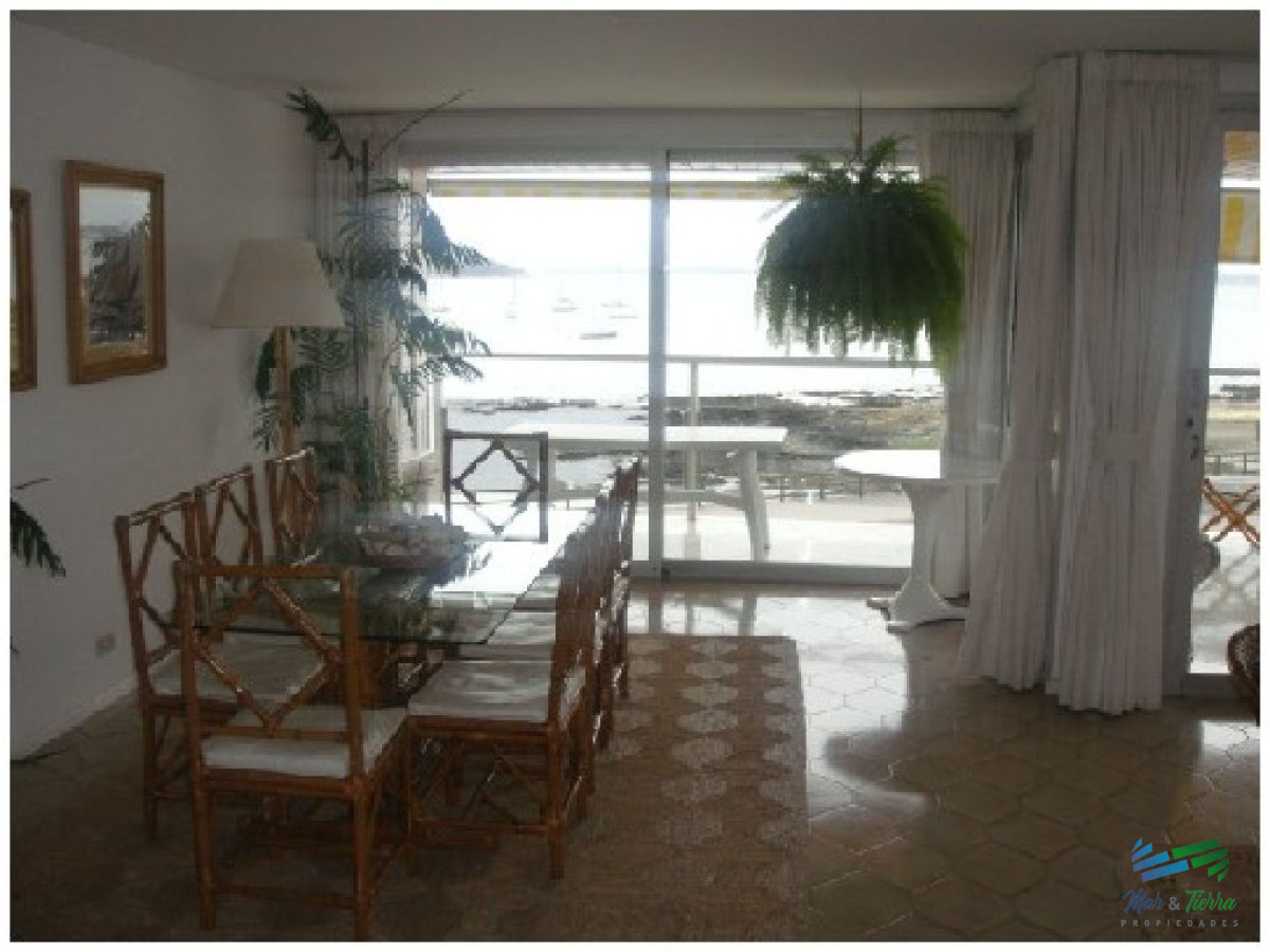 Apartamento ID.101 - Excelente opción en alquiler y venta, primera línea sobre el Puerto de Punta del Este. 