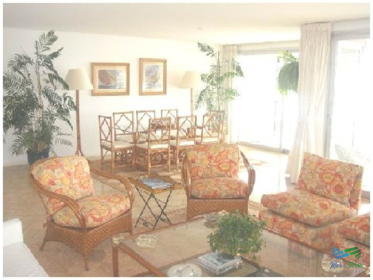 Apartamento ID.101 - Excelente opción en alquiler y venta, primera línea sobre el Puerto de Punta del Este. 