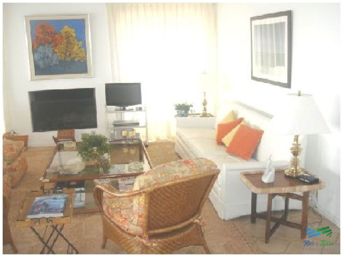 Apartamento ID.101 - Excelente opción en alquiler y venta, primera línea sobre el Puerto de Punta del Este. 