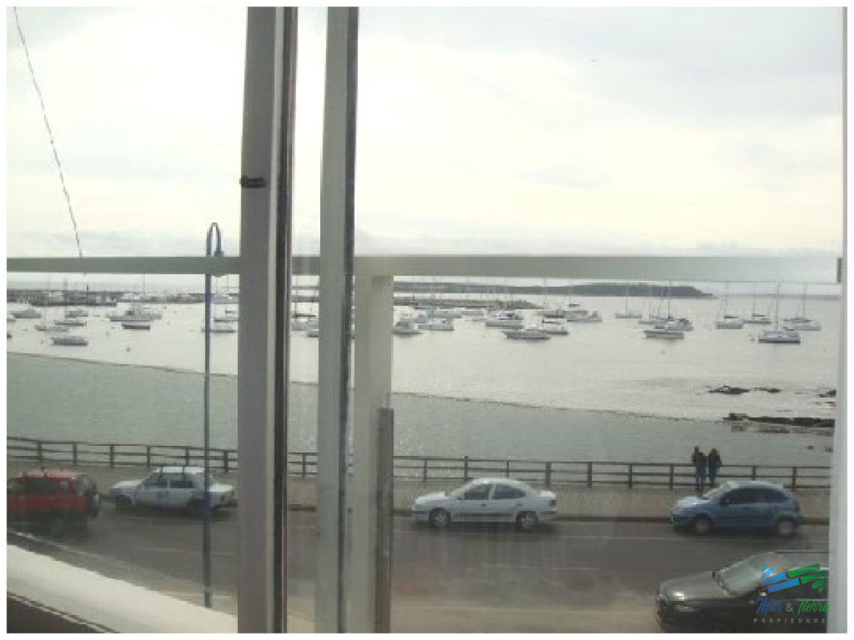 Apartamento ID.101 - Excelente opción en alquiler y venta, primera línea sobre el Puerto de Punta del Este. 