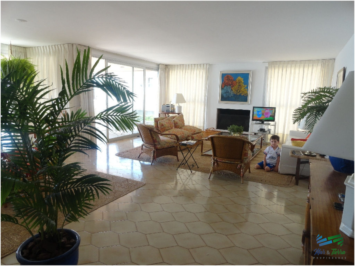 Apartamento ID.101 - Excelente opción en alquiler y venta, primera línea sobre el Puerto de Punta del Este. 