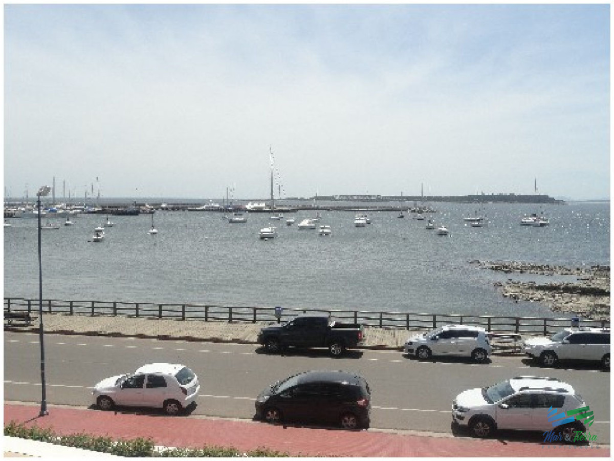 Apartamento ID.101 - Excelente opción en alquiler y venta, primera línea sobre el Puerto de Punta del Este. 