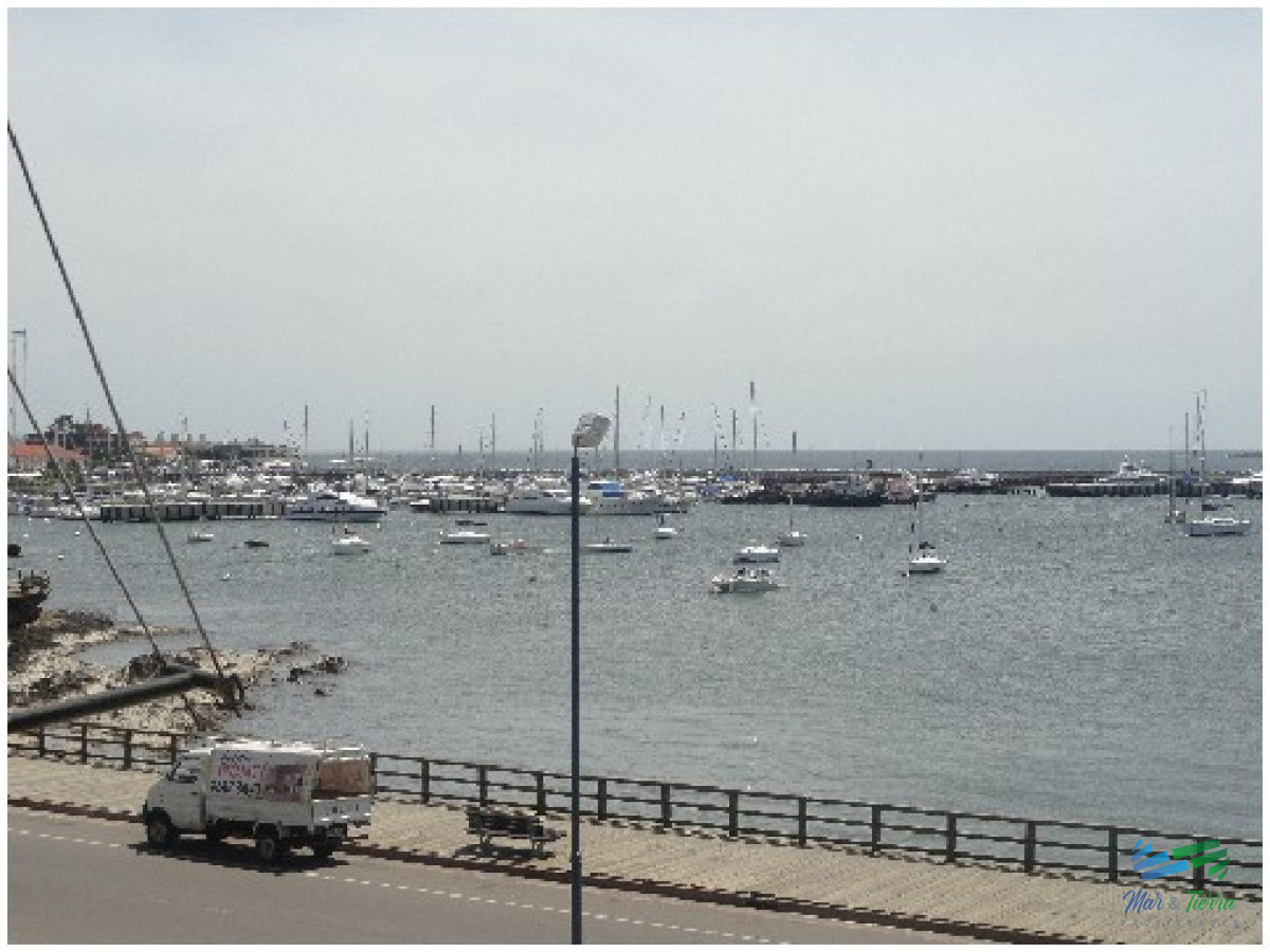 Apartamento ID.101 - Excelente opción en alquiler y venta, primera línea sobre el Puerto de Punta del Este. 