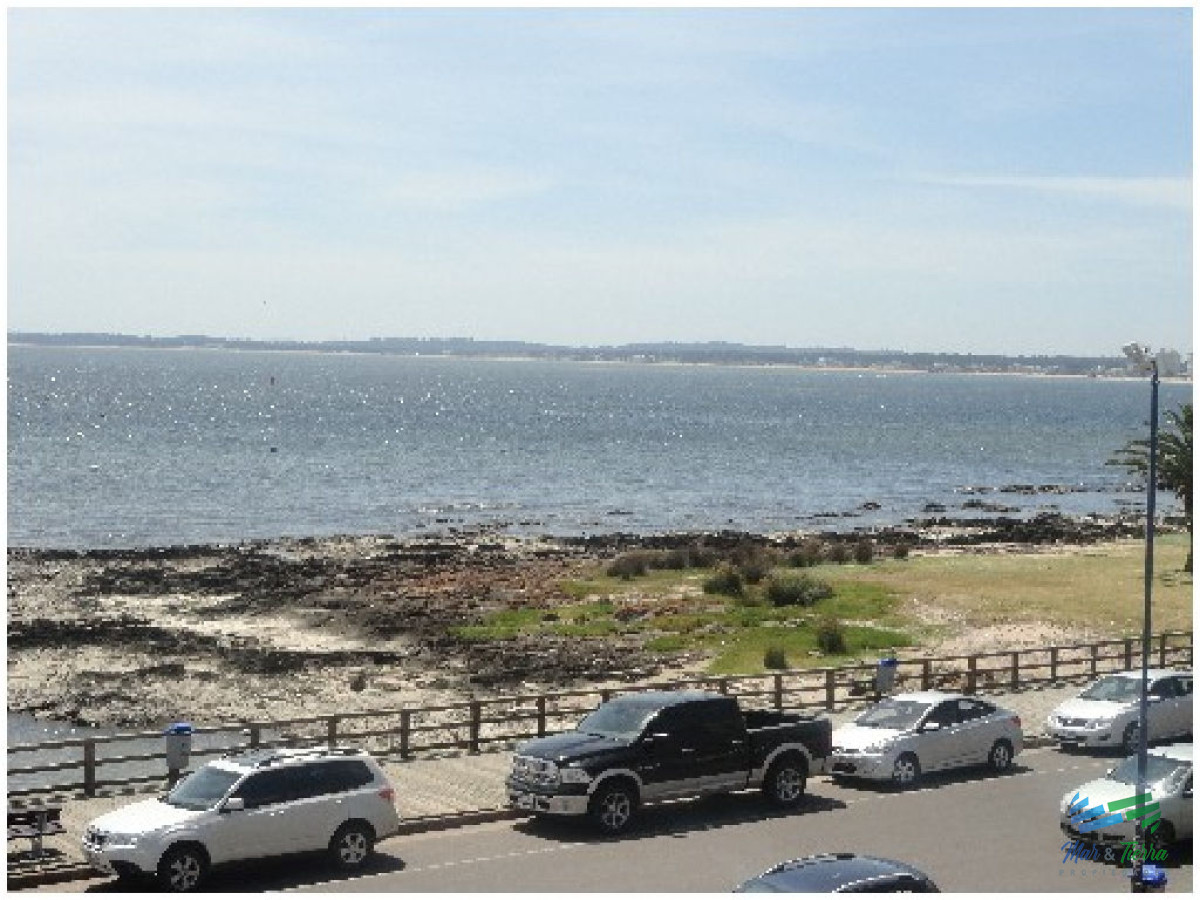Apartamento ID.101 - Excelente opción en alquiler y venta, primera línea sobre el Puerto de Punta del Este. 
