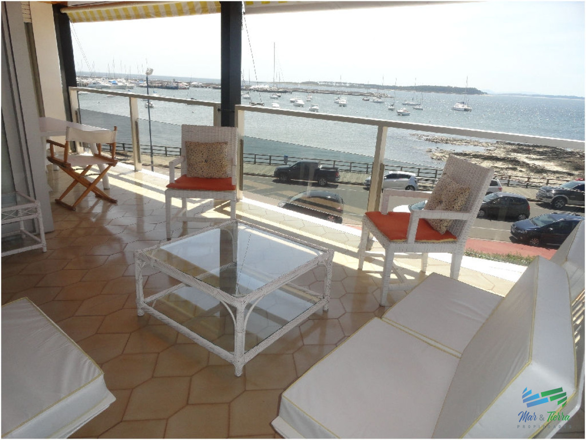 Apartamento ID.101 - Excelente opción en alquiler y venta, primera línea sobre el Puerto de Punta del Este. 