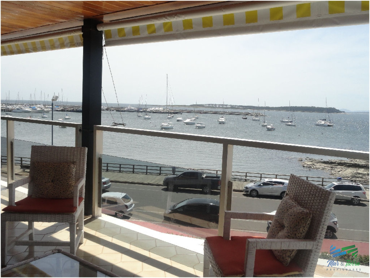 Apartamento ID.101 - Excelente opción en alquiler y venta, primera línea sobre el Puerto de Punta del Este. 