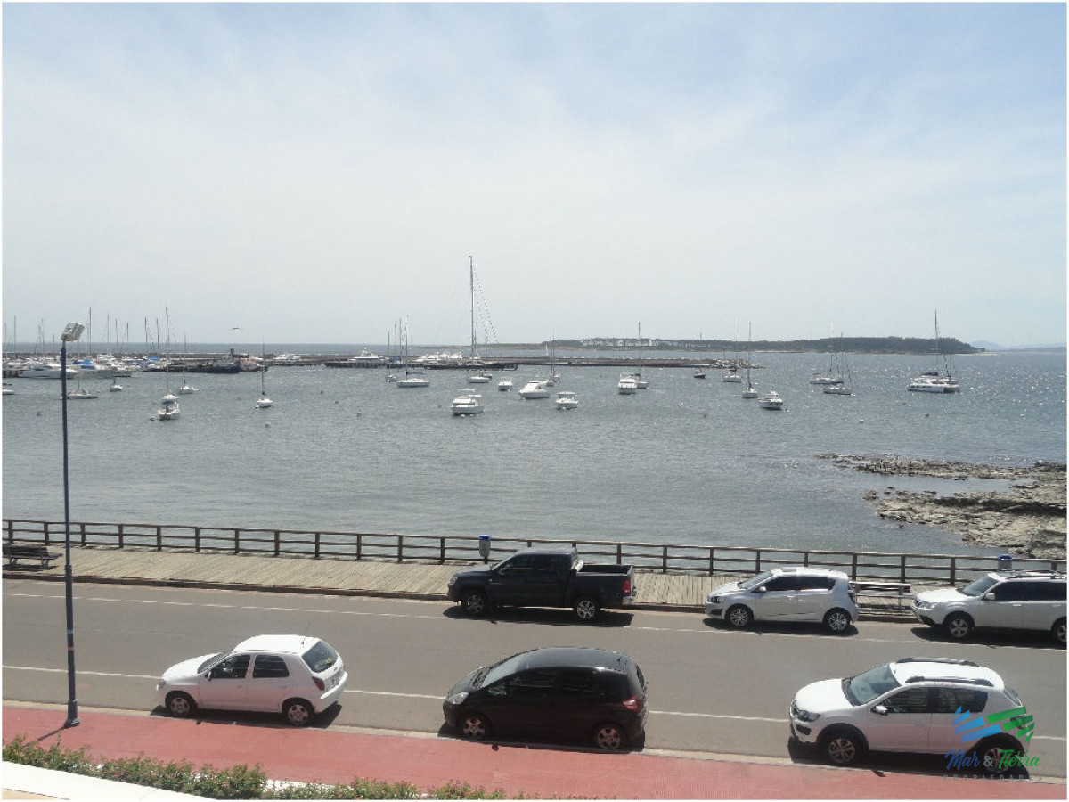 Apartamento ID.101 - Excelente opción en alquiler y venta, primera línea sobre el Puerto de Punta del Este. 