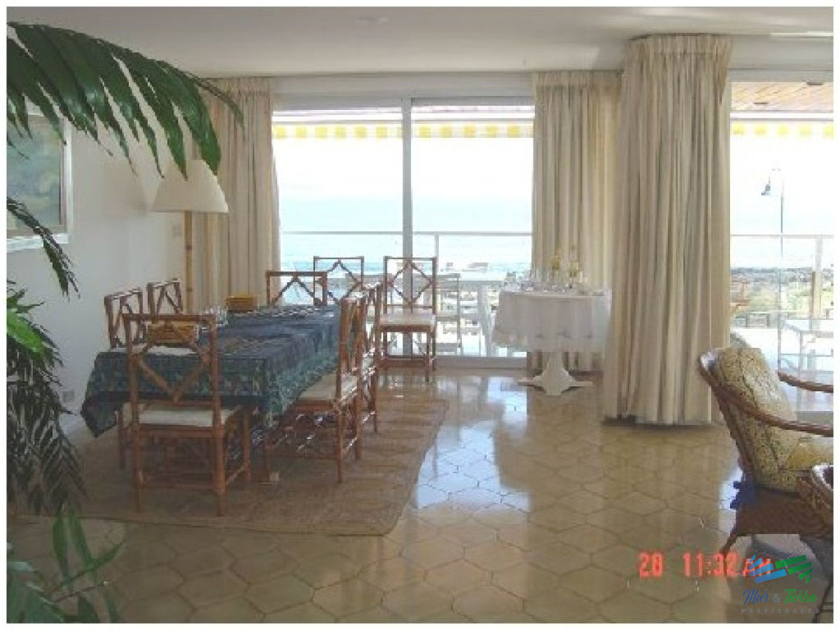 Apartamento ID.101 - Excelente opción en alquiler y venta, primera línea sobre el Puerto de Punta del Este. 
