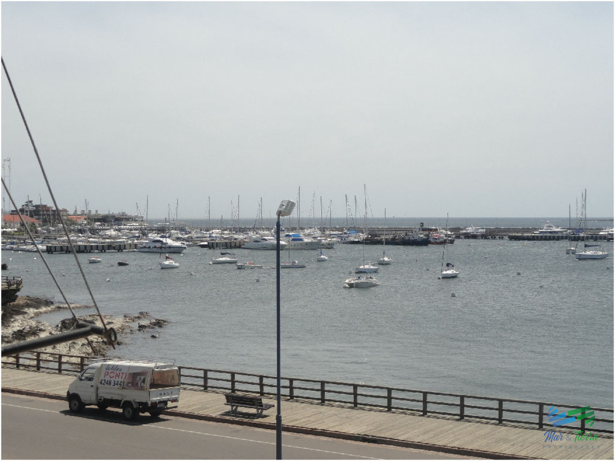 Apartamento ID.101 - Excelente opción en alquiler y venta, primera línea sobre el Puerto de Punta del Este. 