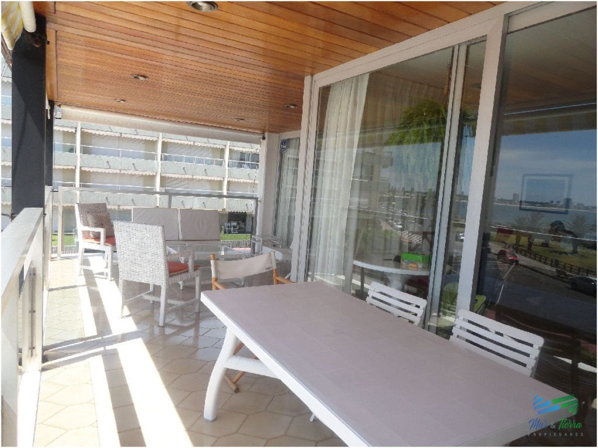 Apartamento ID.101 - Excelente opción en alquiler y venta, primera línea sobre el Puerto de Punta del Este. 