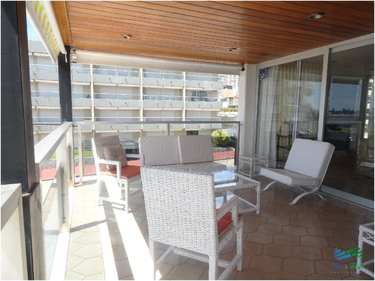 Apartamento ID.101 - Excelente opción en alquiler y venta, primera línea sobre el Puerto de Punta del Este. 