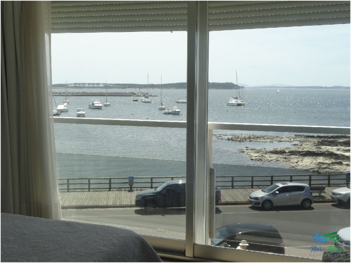 Apartamento ID.101 - Excelente opción en alquiler y venta, primera línea sobre el Puerto de Punta del Este. 