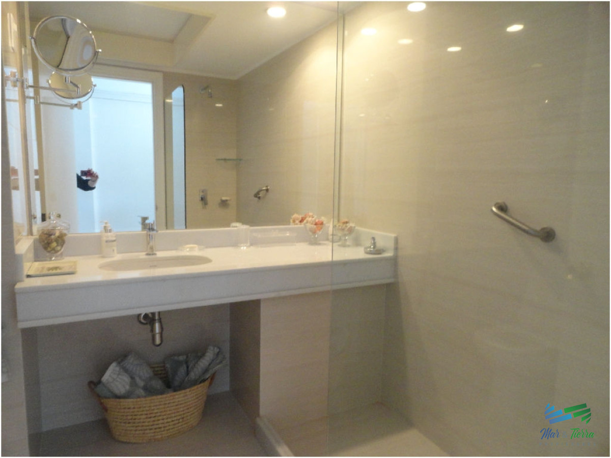 Apartamento ID.101 - Excelente opción en alquiler y venta, primera línea sobre el Puerto de Punta del Este. 