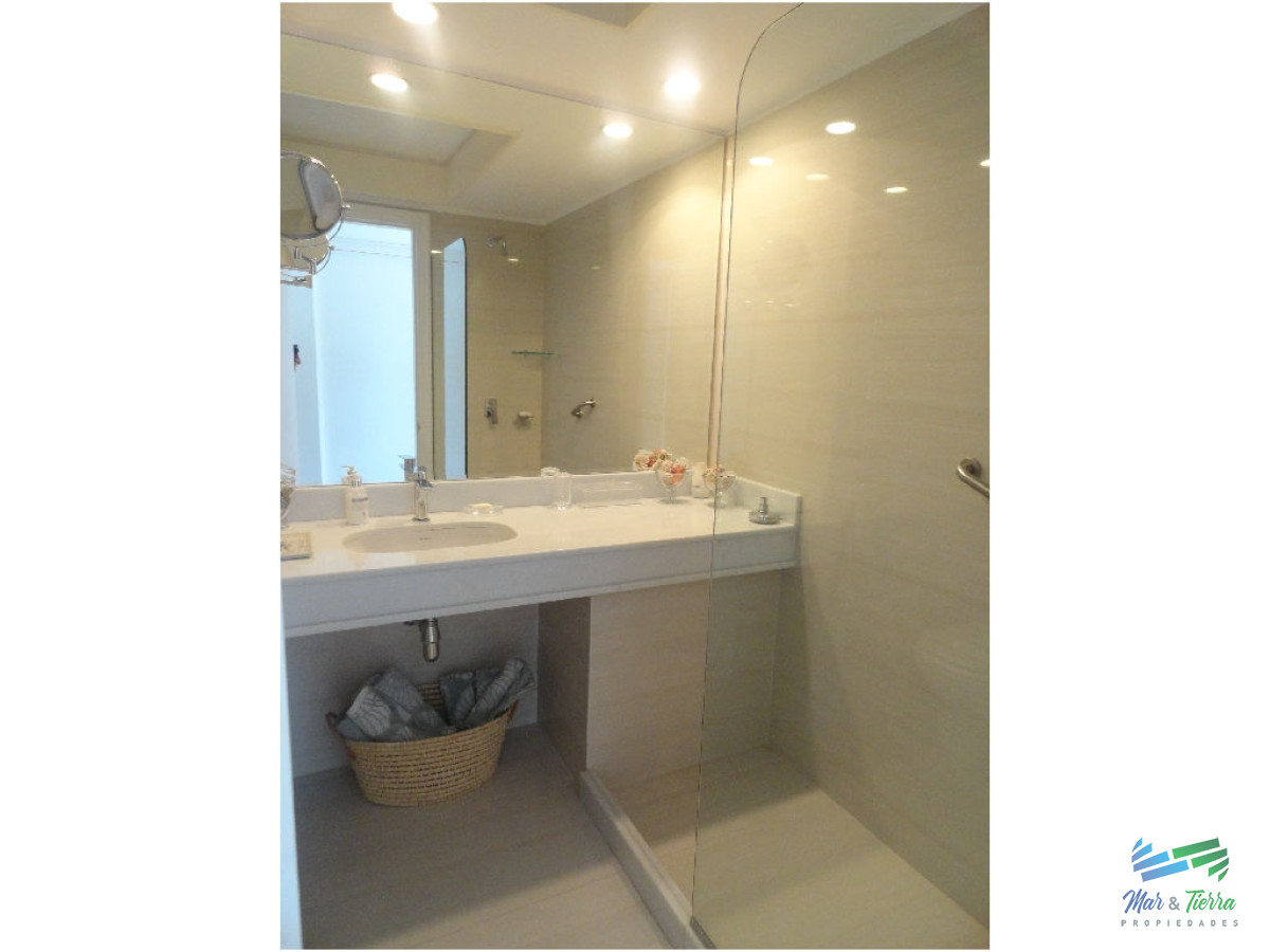 Apartamento ID.101 - Excelente opción en alquiler y venta, primera línea sobre el Puerto de Punta del Este. 