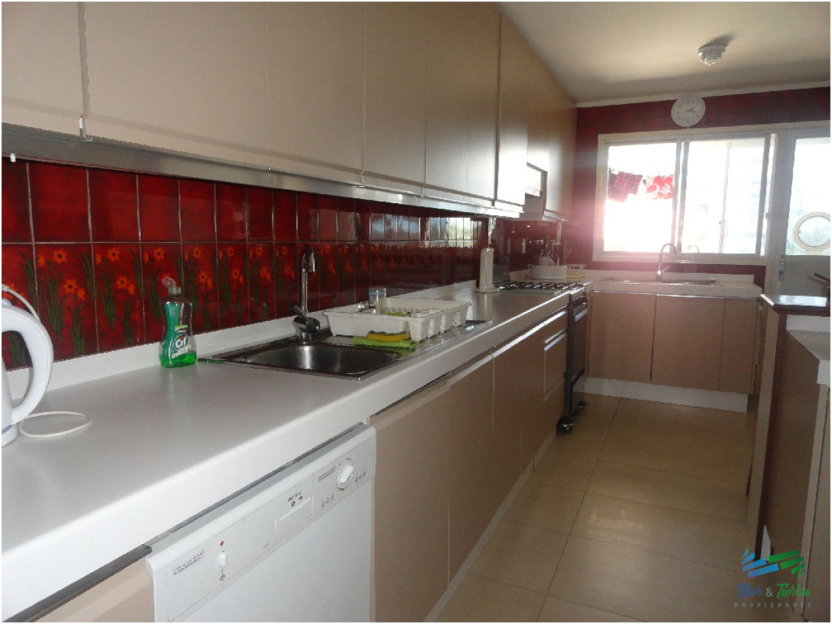 Apartamento ID.101 - Excelente opción en alquiler y venta, primera línea sobre el Puerto de Punta del Este. 