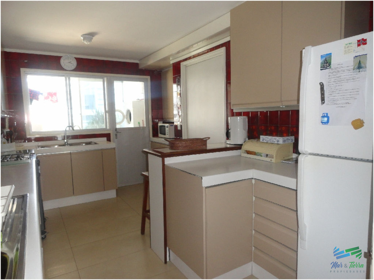 Apartamento ID.101 - Excelente opción en alquiler y venta, primera línea sobre el Puerto de Punta del Este. 
