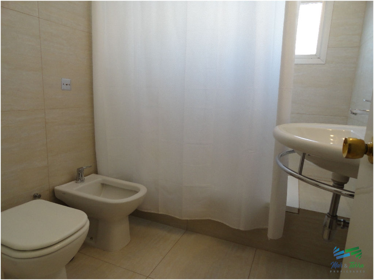 Apartamento ID.101 - Excelente opción en alquiler y venta, primera línea sobre el Puerto de Punta del Este. 