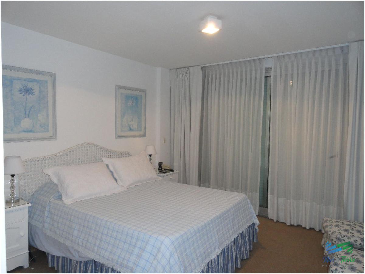 Apartamento ID.101 - Excelente opción en alquiler y venta, primera línea sobre el Puerto de Punta del Este. 