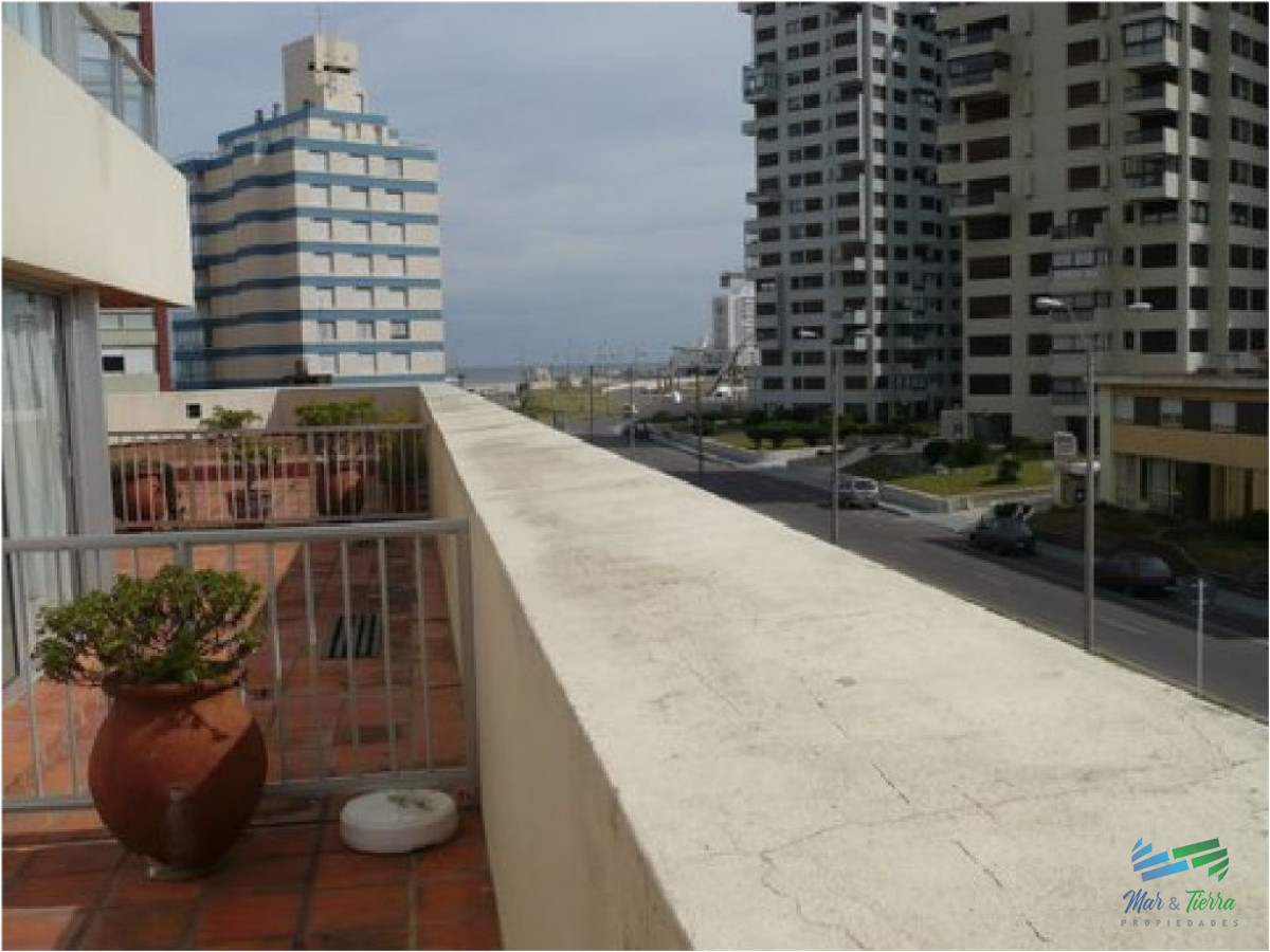 Apartamento ID.1090 - En venta, torre con todos los servicios a una cuadra del mar!!!