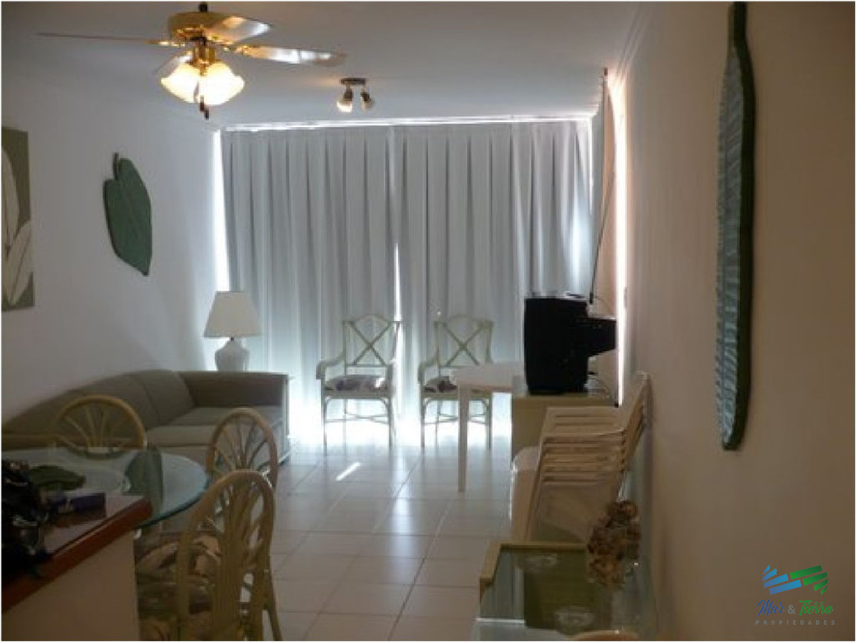 Apartamento ID.1090 - En venta, torre con todos los servicios a una cuadra del mar!!!