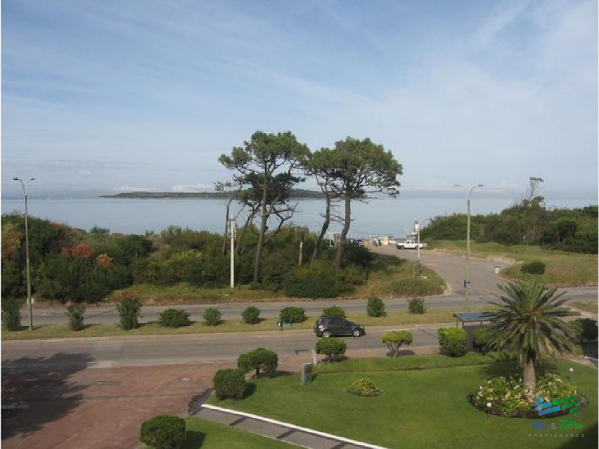 Apartamento ID.1143 - Apartamento en alquiler en Punta del Este, frente a playa mansa.