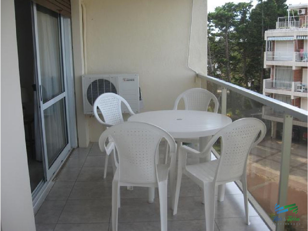 Apartamento ID.1143 - Apartamento en alquiler en Punta del Este, frente a playa mansa.