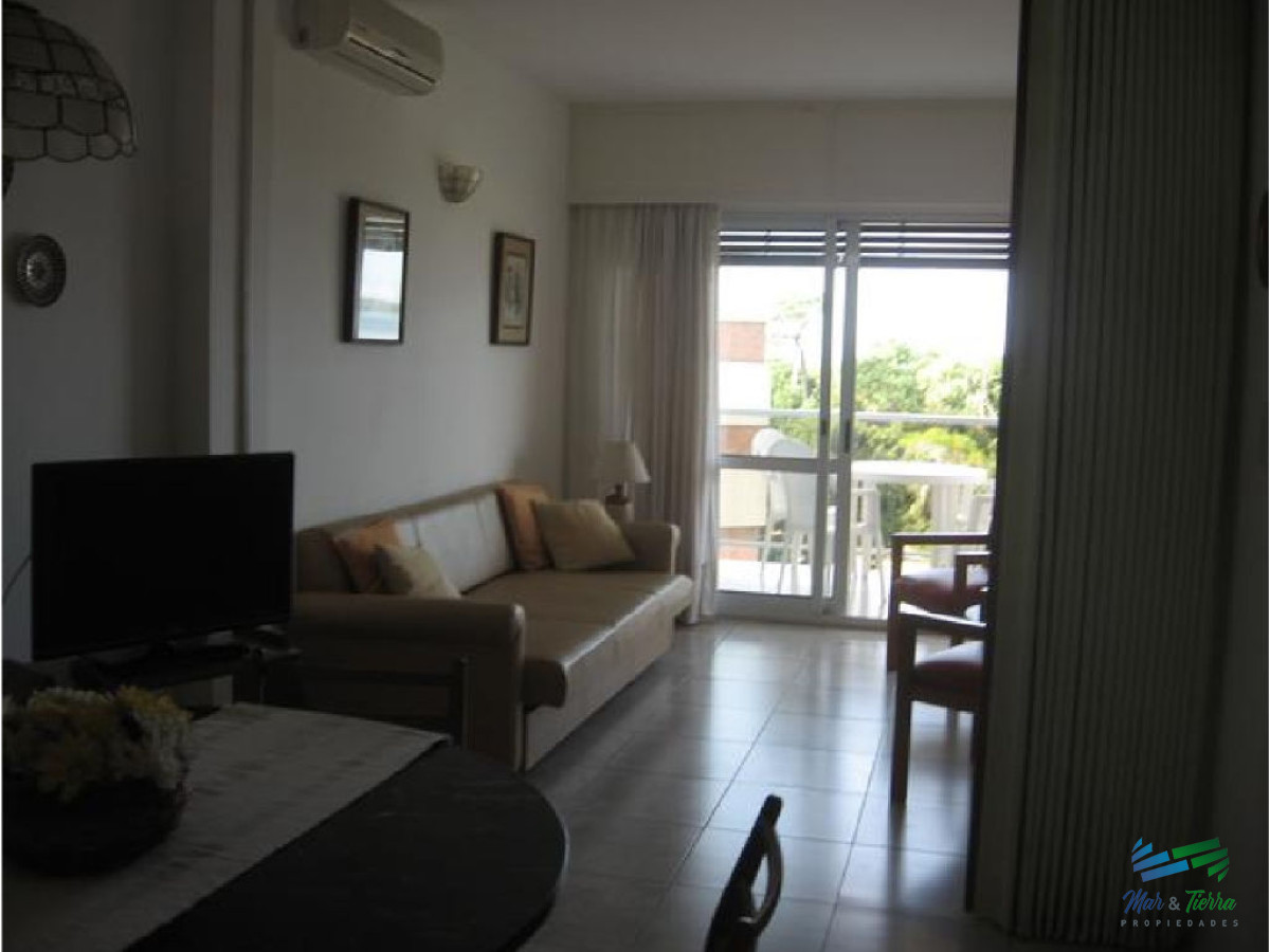 Apartamento ID.1143 - Apartamento en alquiler en Punta del Este, frente a playa mansa.
