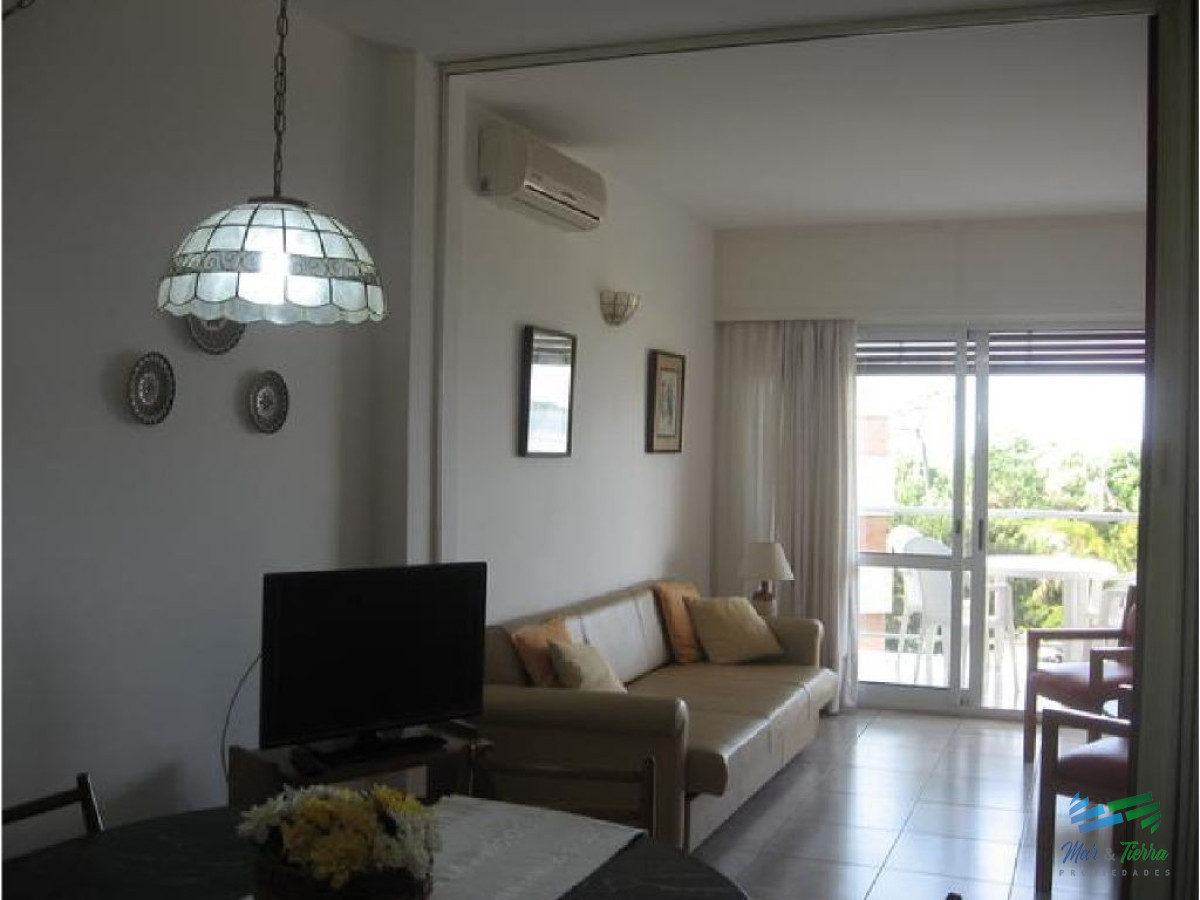 Apartamento ID.1143 - Apartamento en alquiler en Punta del Este, frente a playa mansa.